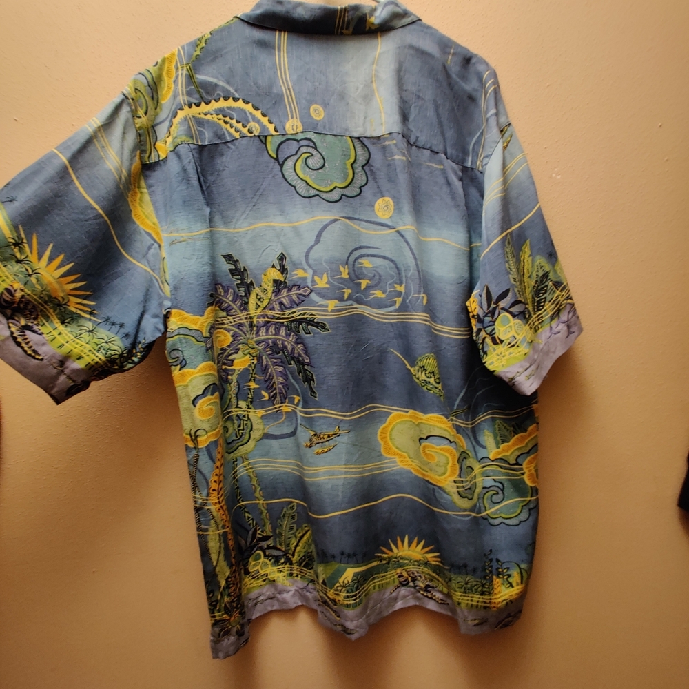 Blue and Green Graphic Short Sleeve tommy Bahama Silk Shirt Size Large - Picture 7 of 11